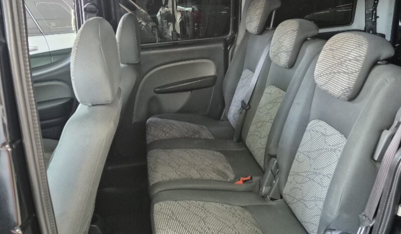 
								Fiat Doblò Essence 1.8 16V (Flex) full									