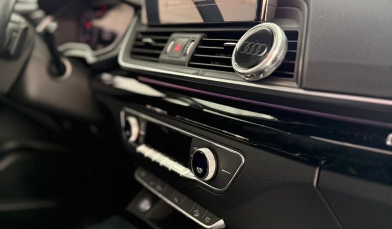 
								Audi Q5 Performance TFSIe full									